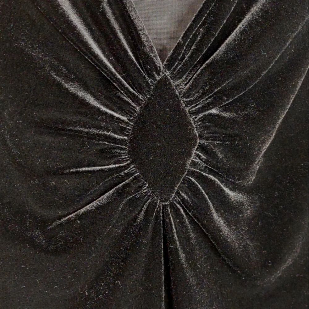 Kelly and Diane Black Velour Long Sleeve Vneck Top size Medium - Picture 4 of 9